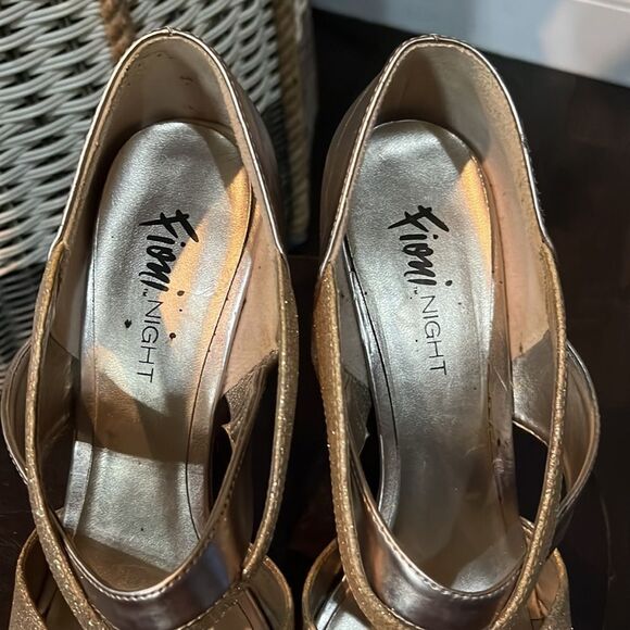 “Gold” sandals / Size 8.5 - Picture 7 of 11